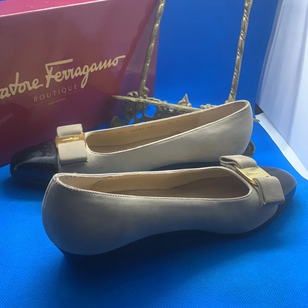 Salvatore‎ Ferragamo bow Pumps 5.5 B Beige suede black patent leather toe